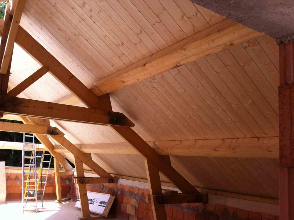 5..Pose de panneau de toiture isolant avec en sous face lambris vue intérieur  (2)