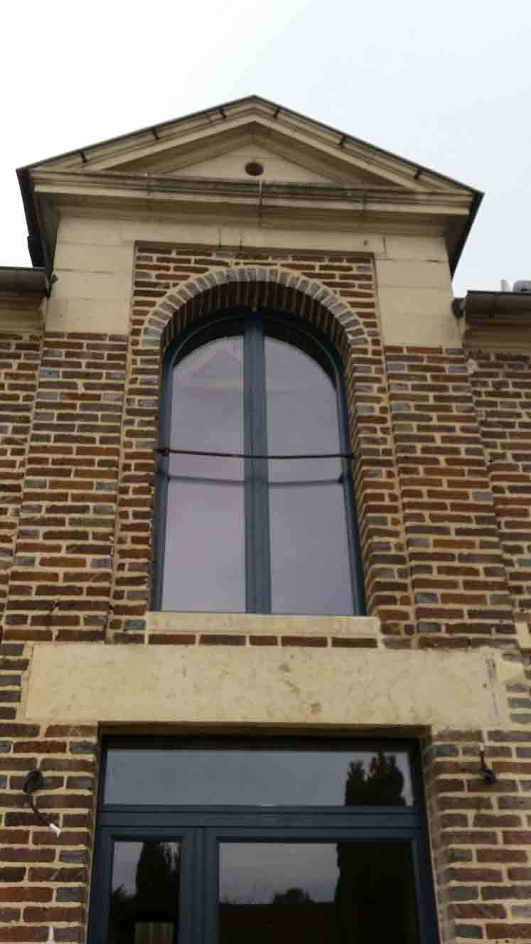 14.fenêtre cintrée en bois - alu bleu canon vue extérieure à Culoison