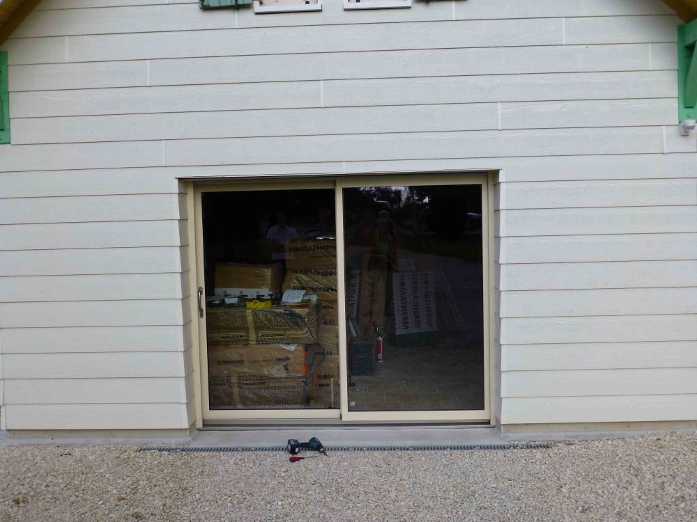 18. Baie coulissante en bois- alu beige Ral 9016 vue exterieur avec volet roulant