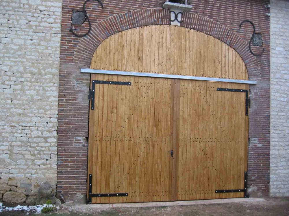 69.PORTE DE GRANGE DOUBLE AVEC IMPOSTE ARRONDI VUE D'EXTERIEUR