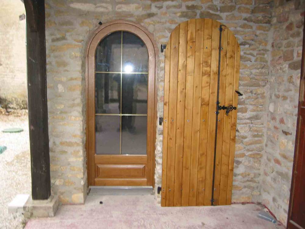 81.PORTE FENETRE PLEIN CINTRE ET SON VOLET à Vallières (2)
