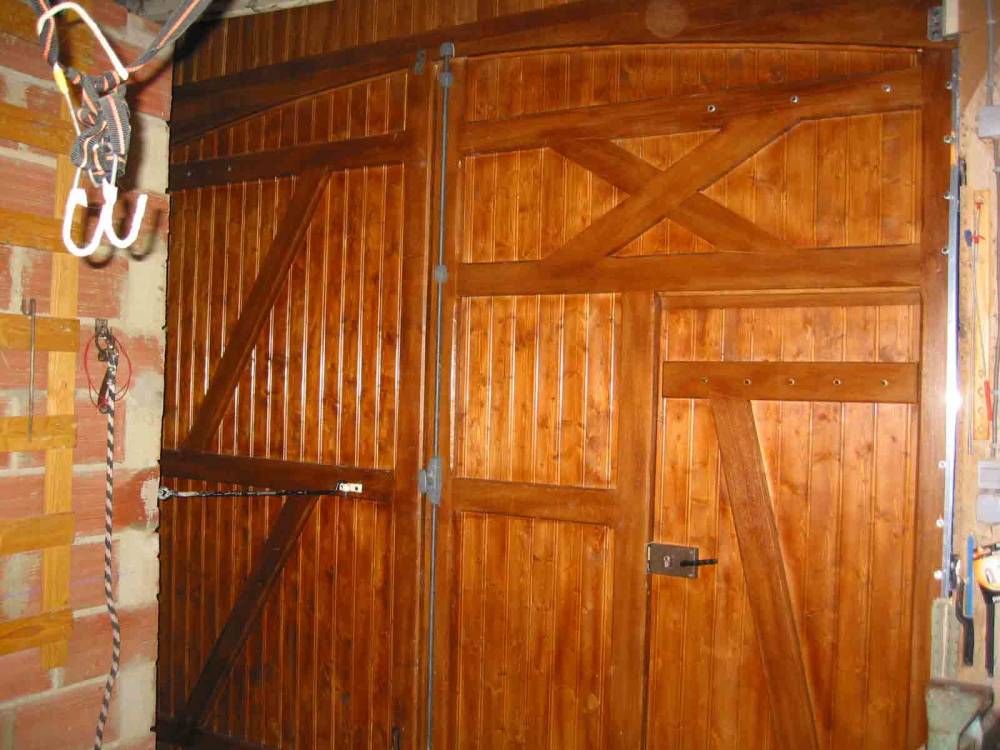 111.PORTE DE GRANGE VUE INTERIEUR à La Lisière des bois