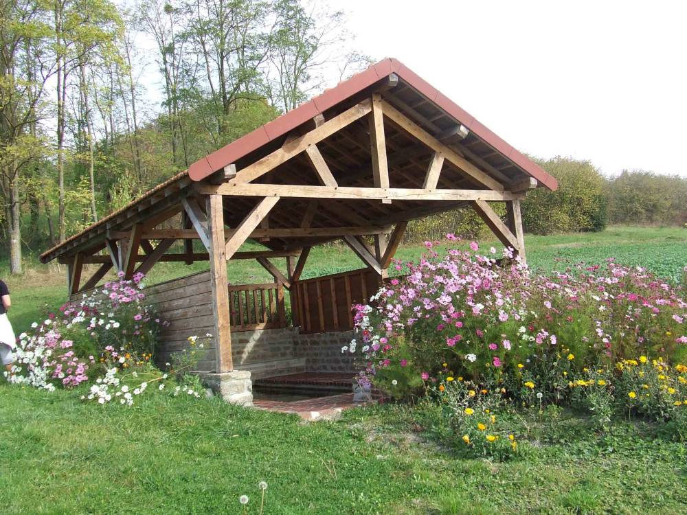 CHARPENTE D'UN LAVOIR à Montfey