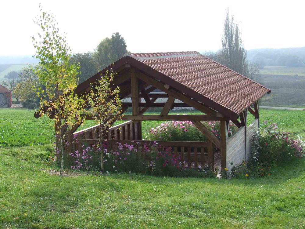 COUVERTURE EN TUILES D'UN LAVOIR à Montfey