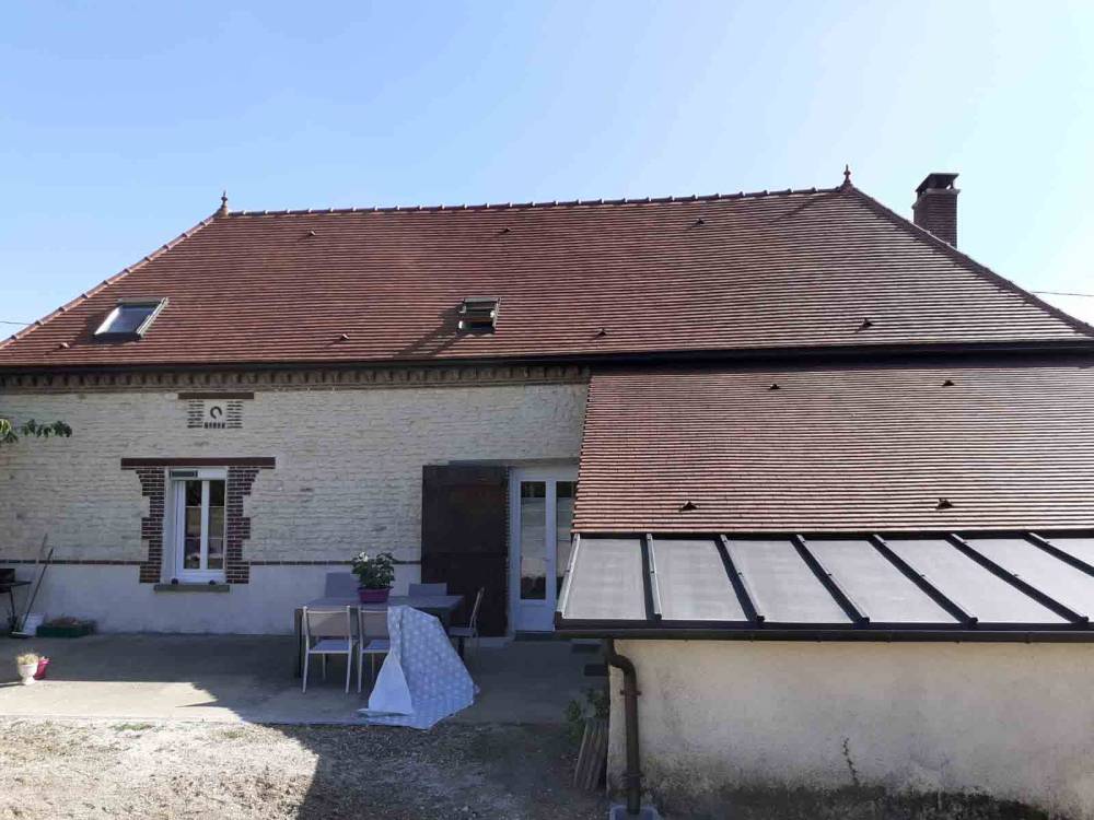 Tuiles St Foy 17x27 et toit en zinc anthracite sur tasseaux - Montfey